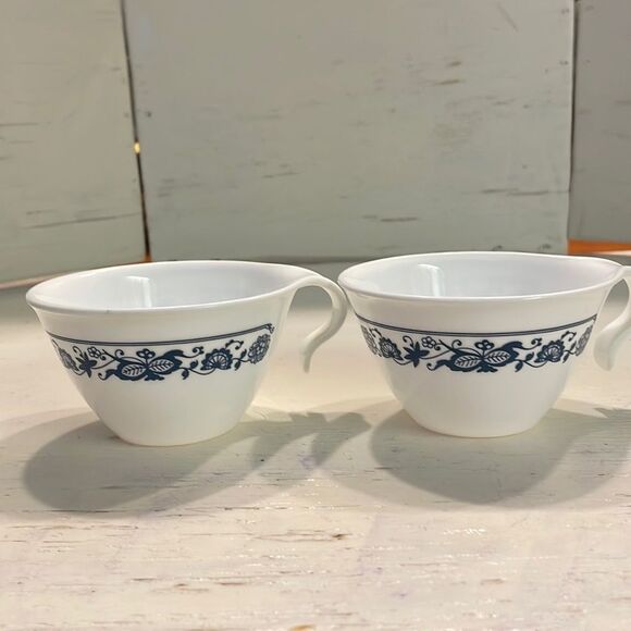 Vintage 1972 Corelle Old Town Blue/Blue Onion by Corning 2 hook yea cups - Picture 1 of 15